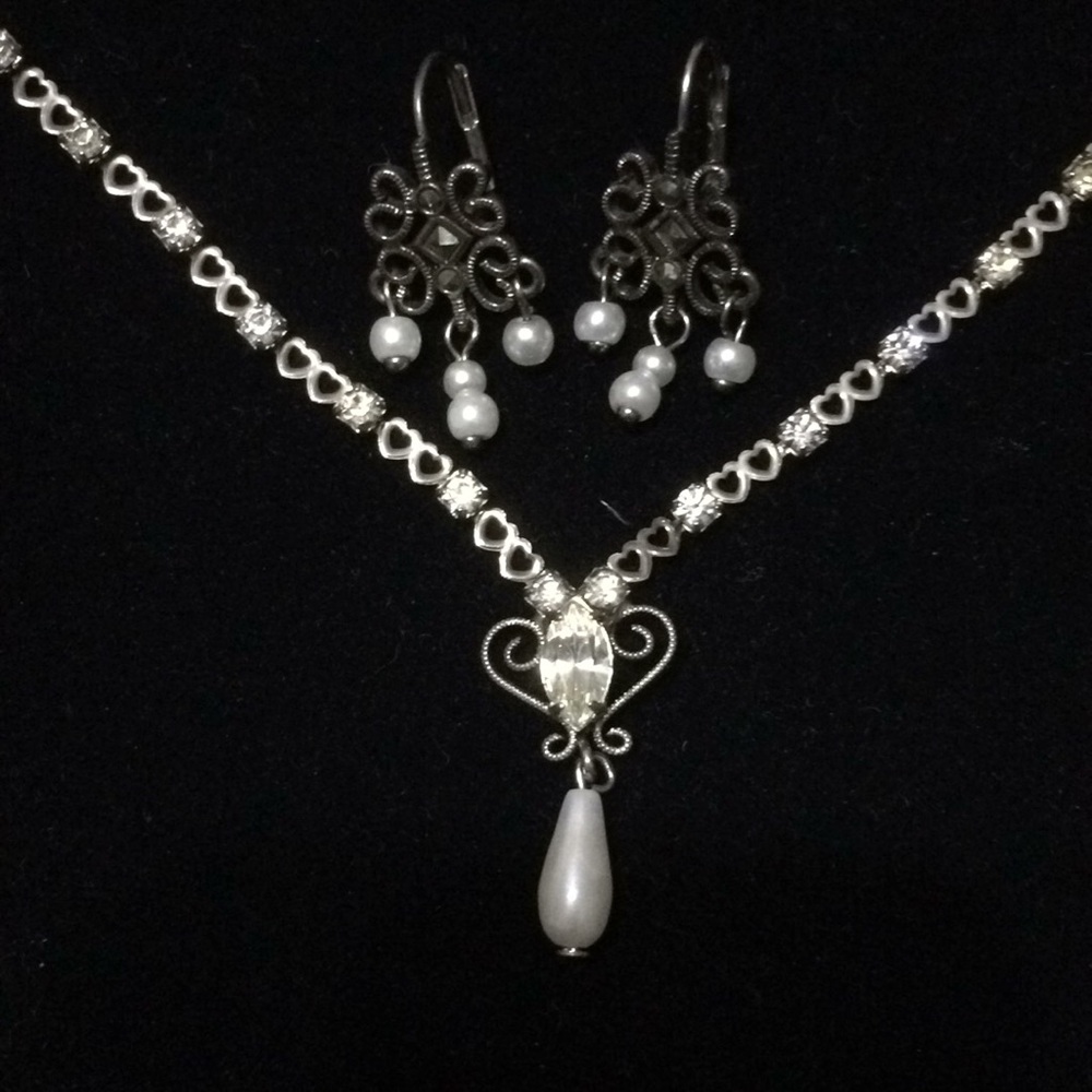 Silver pearl necklace with earrings